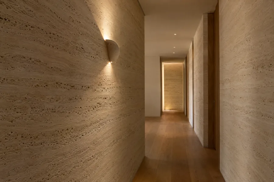Travertine-effect plaster hallway