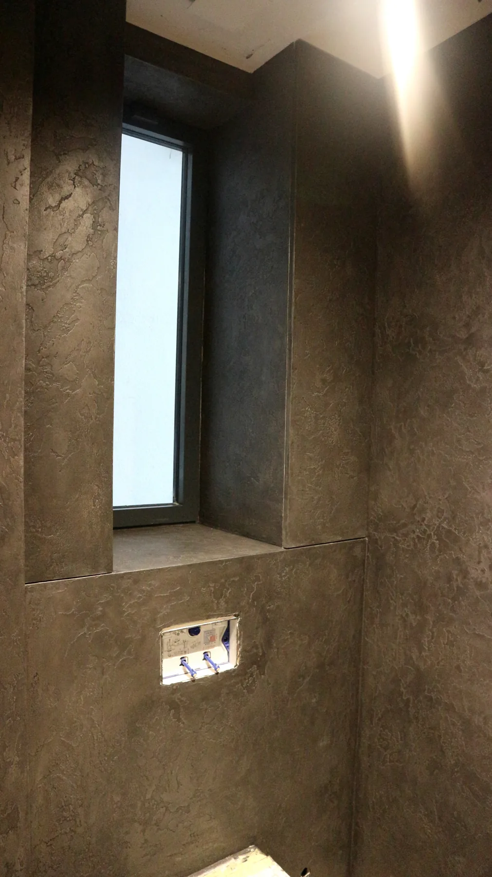 Travertine plaster window niche with recessed lighting